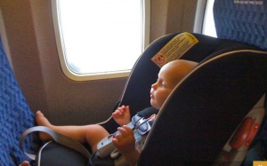 6 cách giúp trẻ giảm đau tai khi đi máy bay