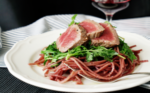 Spaghetti và bít tết sốt rượu vang đỏ cho ngày lễ tình nhân