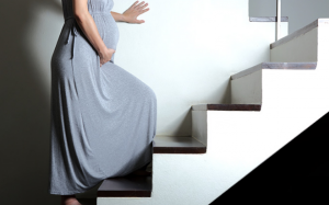 Leo cầu thang khi mang thai: Làm sao để an toàn?