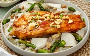 Cá sốt hoisin ăn kèm cơm, rau củ