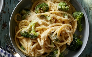 Mì Ý sốt kem và súp lơ đơn giản mà ngon