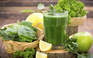 Tự làm smoothie từ rau xanh và trái cây mọng nước để thải độc sau Tết