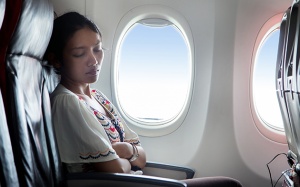 Bí quyết ngủ ngon khi đi máy bay: Hãy mang theo những vật dụng này