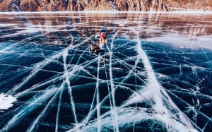 Vẻ đẹp tinh khiết của của hồ nước lâu đời nhất hành tinh vào mùa Đông