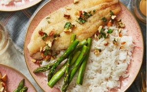 Cá sốt bơ, hạnh nhân ăn kèm cơm và măng tây món ăn chống ngấy sau Tết