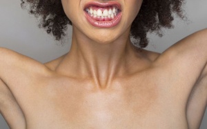 8 lý do khiến mụn trứng cá 'nổi loạn' ở ngực