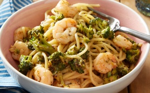 Mì Ý sốt kem tôm và súp lơ xanh