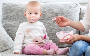 Khi nào bé có thể ăn được sữa chua, phô mai và sữa bò?