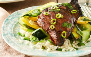 Gà chiên sốt, ăn kèm rau củ trộn