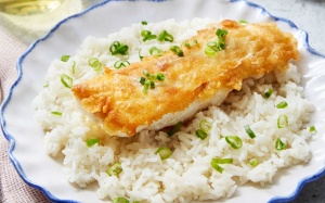 Tempura cá chiên giòn, ăn kèm cơm và salad 