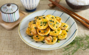 Đậu phụ trứng chiên vàng sốt xì dầu ngon tuyệt