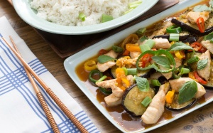 Gà xào cà tím, ớt chuông sốt ponzu ngon và hấp dẫn