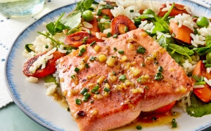 Cơm tối ngon miệng với cá hồi sốt chanh gừng ăn kèm cơm trộn rau củ