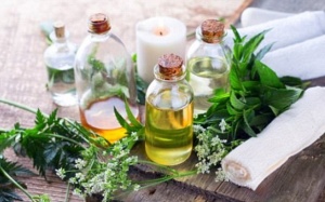 Giảm căng thẳng, giảm đau sau sinh nhờ massage dầu