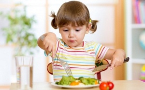 Làm sao để giúp bé ăn nhiều rau quả hơn?