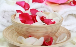 8 biện pháp làm đẹp bằng nước hoa hồng có thể bạn chưa biết hết