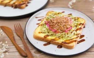 Món ăn sáng: Làm bánh mì nướng okonomiyaki vừa ngon vừa dễ làm