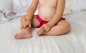 Trẻ tè dầm có thể do bị táo bón