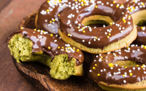 Cách làm bánh donut matcha thơm ngon nhâm nhi với trà chiều