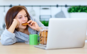 Ăn quá nhiều do căng thẳng khi làm việc, phải làm sao?