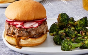 Cuối tuần làm bánh burger thơm mềm, đẫm sốt ngay tại nhà