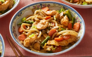 Cuối tuần ăn gì: Làm ngay mì Udon xào thịt gà đãi cả nhà