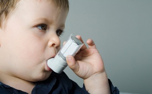 Làm gì khi trẻ bị hen lại dính cúm mùa?