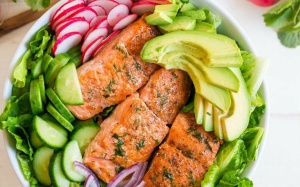 Salad bơ cá hồi tươi mát và đủ chất