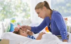 Chăm sóc trẻ sốt xuất huyết tại nhà: 3 sai lầm cha mẹ thường mắc phải