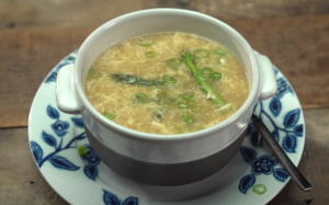 Tự làm súp trứng và măng tây nóng hổi, ấm bụng