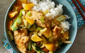 Món ngon mỗi ngày: Gà xào rau củ và cam