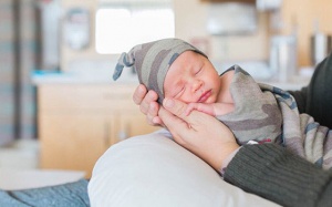 Các vật dụng thiết yếu bố nên gửi vào cho bé sau sinh mổ