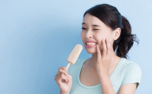 Mẹo vặt khắc phục răng nhạy cảm, ê buốt để tận hưởng thú vui ăn uống