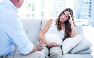 Bà bầu bị buồn nôn, mệt mỏi, đau lưng, ợ nóng: Nên làm gì?