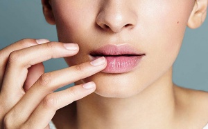 8 cách tự nhiên giúp khắc phục tình trạng môi thâm thiếu sức sống