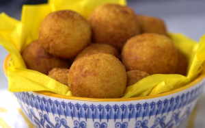Quà chiều cho bé: Bánh ngô nhân pho mát chiên giòn, thơm ngon