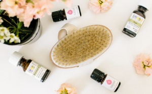 Cách dùng tinh dầu để chải da khô đánh bay da sần sùi vỏ cam