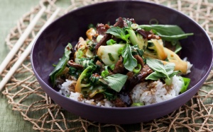 Thịt bò xào rau cải tatsoi, sốt hoisin cho ngày đầu tuần