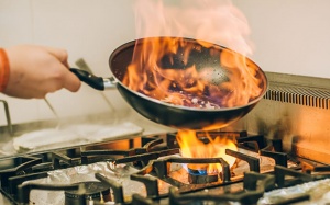 Muốn tránh bỏng lửa khi nấu ăn: Hãy giữ bếp an toàn