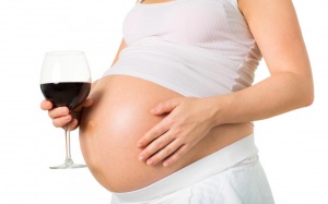 Vì sao phụ nữ mang thai không nên uống rượu bia?
