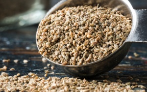 Ăn hạt cần tây mỗi ngày để giảm gout và kiểm soát huyết áp