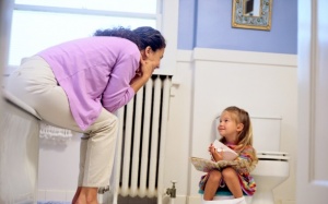 Bé bị táo bón đi ngoài ra máu: Điều trị như thế nào?