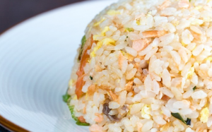 Bữa sáng ngon miệng và ấm bụng với cơm rang cá hồi