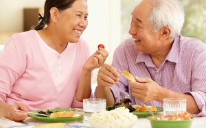 Người cao tuổi nên ăn gì khi bị sâu răng?