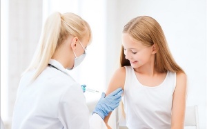 Trẻ đã tiêm phòng thủy đậu từ khi còn nhỏ lớn lên có cần tiêm lại không?