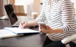 Dân văn phòng cần lưu ý gì khi mang thai?