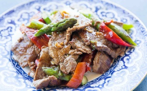 Thịt bò xào măng tây và ớt chuông: Món ngon giản đơn cho đầu tuần bận rộn