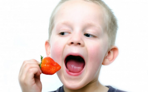 Trẻ bị thiếu máu nên ăn uống thế nào?