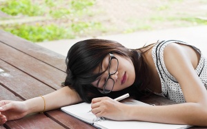 10 nguyên nhân gây nên chứng ngủ rũ, buồn ngủ quá mức vào ban ngày