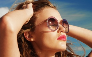 5 lý do tại sao bạn phải đeo kính râm vào mùa Hè